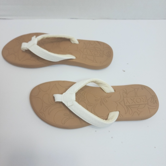 ❤️2/$22 Roxy Women White Thong Sandals Slippers Size 6 - Picture 2 of 9